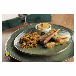 Filé de peixe com lemon pepper, purê de banana-da-terra, e farofa especial Mr. Fit 250g / 372 kcal