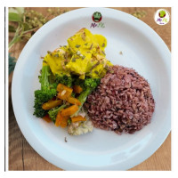 Salmão ao molho de maracujá, arroz integral à grega e legumes salteados com chia 350g / 446kcal