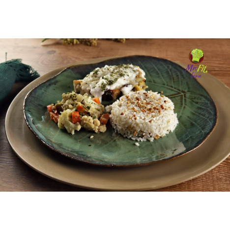 Peixe ao leite de côco e curry, arroz de jasmim com castanhas e mix de legumes assados 350g / 537 kcal